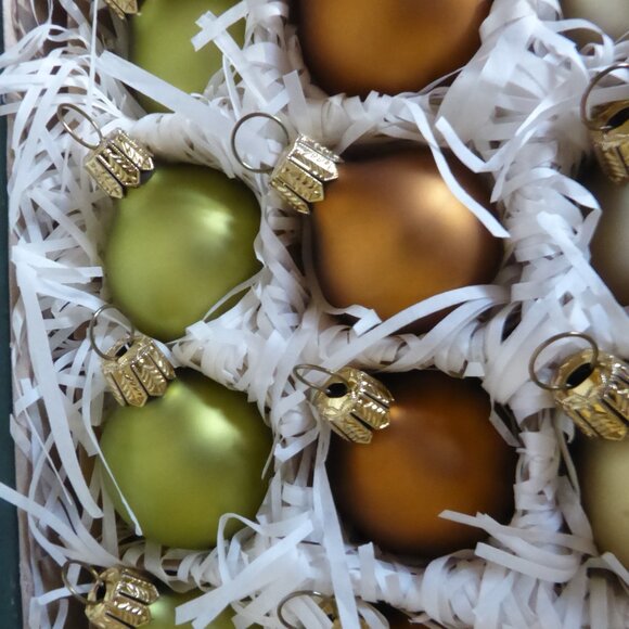 1.25” SMITH & HAWKEN CHRISTMAS GERMAN GLASS MATTE MULTI COLORED BALL ORNAMENT 58 - Picture 4 of 9